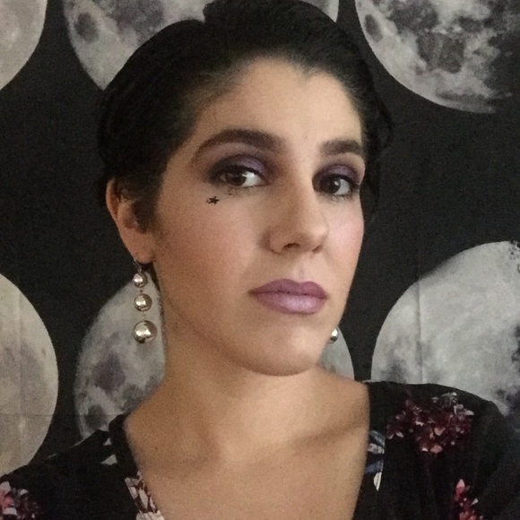 Mariana's Garage Sale - Picture 4 of 5